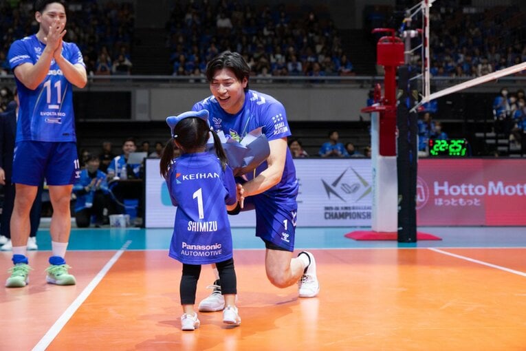 引退セレモニーでは娘から花束を受け取った　©︎OSAKA BLUTEON