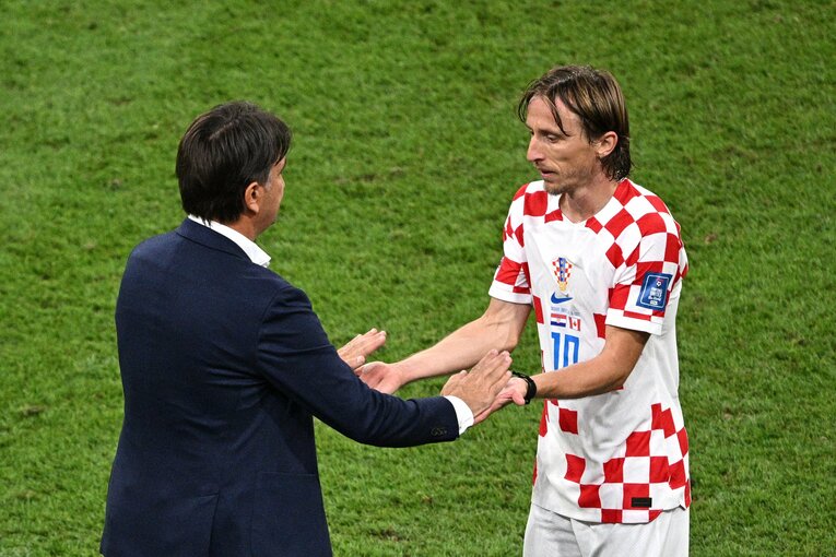 4-1で勝利したカナダ戦後、ズラトコ・ダリッチ監督とタッチを交わすルカ・モドリッチ　©Getty Images