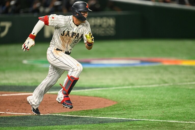 土まみれユニフォームで全力疾走のヌートバー ©Nanae Suzuki