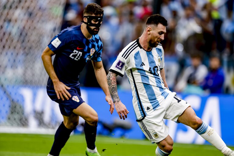 メッシは今大会で名を上げたグバルディオルを完全に翻弄した　©Kiichi Matsumoto/JMPA