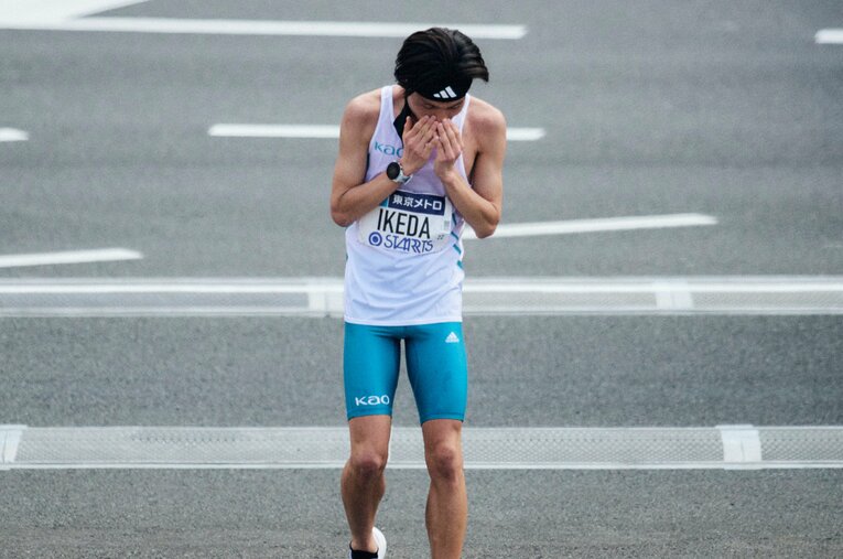 一時は日本人トップを走っていた池田だったが終盤で失速。ゴール後は顔を覆った　©Yuki Suenaga