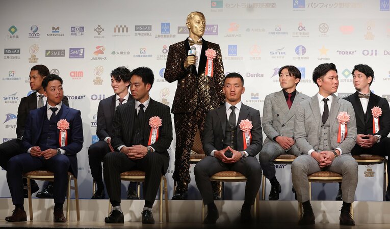 「ゴールデン・グラブ賞」の表彰式で衝撃の金ピカ姿を見せた辰己。登壇した選手たちはなんとも微妙な表情？　©︎SANKEI SHIMBUN