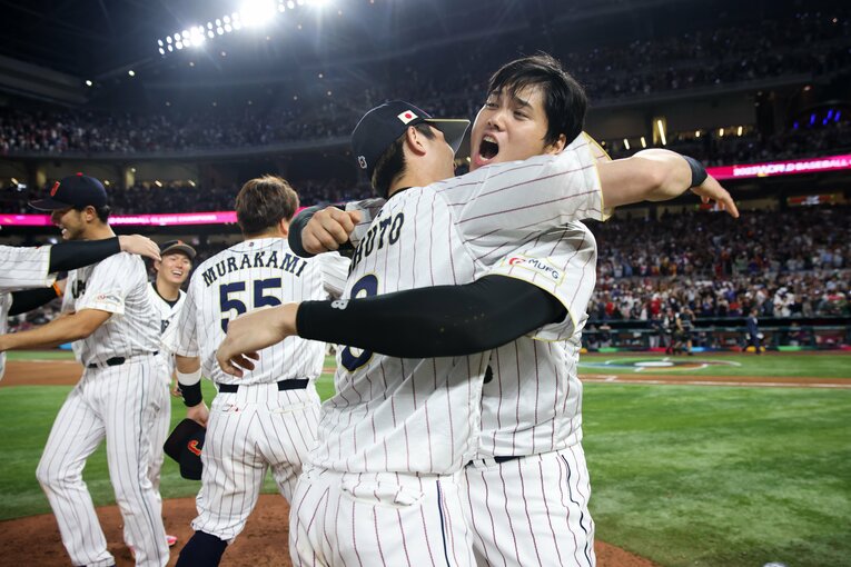 WBC優勝で大谷翔平と抱擁　©Getty Images