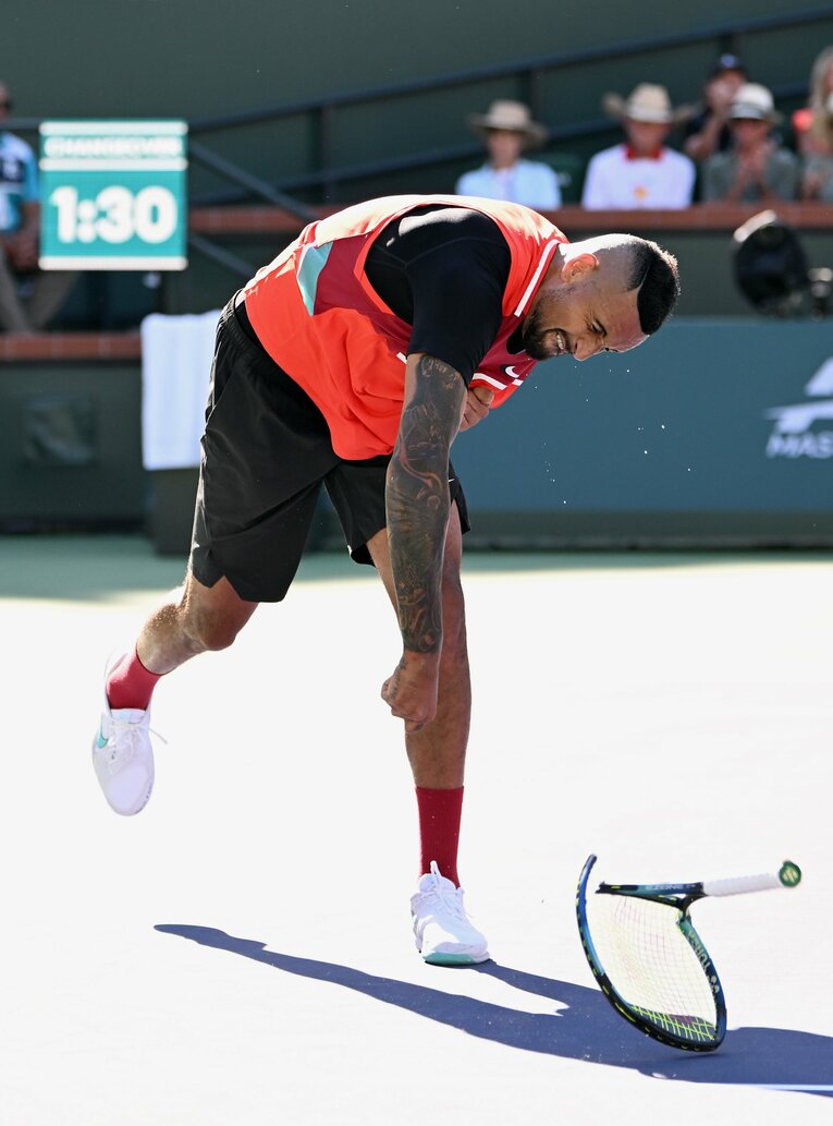 ナダルに敗戦してラケットをコートに叩きつけるキリオス。この後、折れたラケットが後方のボールパーソンに直撃しかけた　©Getty Images