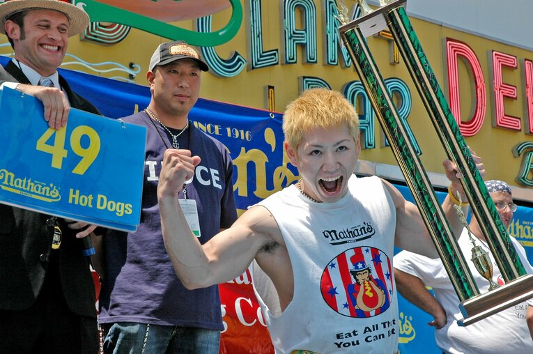 「ネイサンズ国際ホットドッグ早食い選手権」では6連覇を達成　©JIJI PRESS