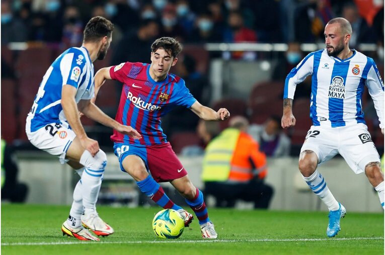 シャビ新監督41歳は暗黒バルサを救えるか 《メッシとの黄金連係・涙を撮ったカメラマン》が就任会見・初采配に見た“希望”とは(30)