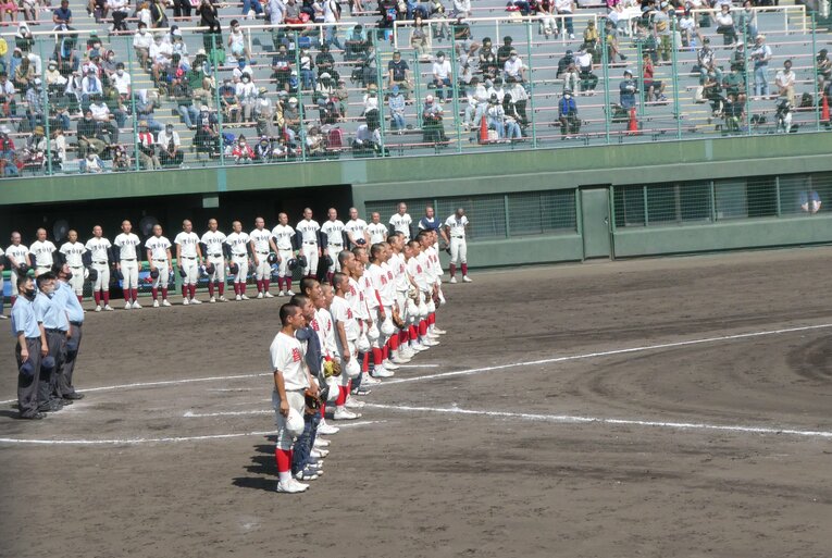 校歌をうたう智弁和歌山の横で、悔しそうな表情を浮かべる大阪桐蔭ナイン　©︎Noriko Yonemushi
