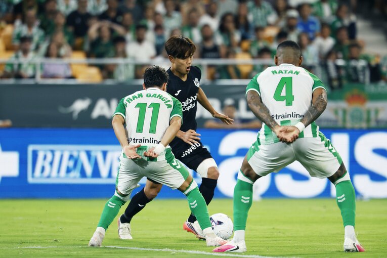 “W杯悪夢のケガ”久保建英「左ひざにテーピング」「タオルを叩きつけ怒り」スペイン復帰戦で敵地タクシー運転手が「クボ…2、3点取ってよ」なぜ？(5)