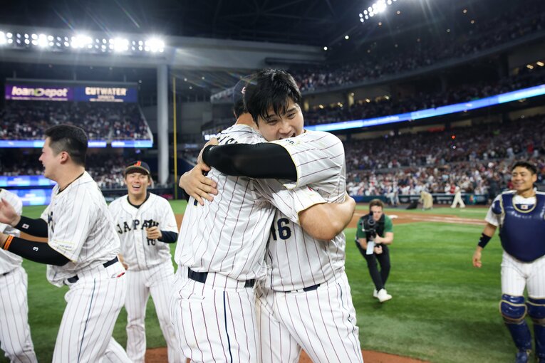 WBC優勝を決め、喜びを分かち合う2人　©Getty Images