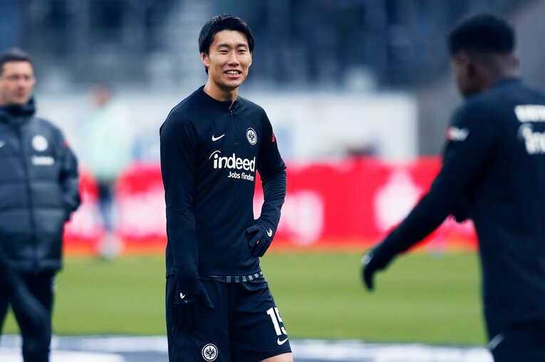 「1年前はJ2→ドイツ5部」上月壮一郎22歳の堂々1部デビュー…長谷部誠と握手、鎌田大地vs吉田麻也のW杯組対決も〈現地撮影〉(2)