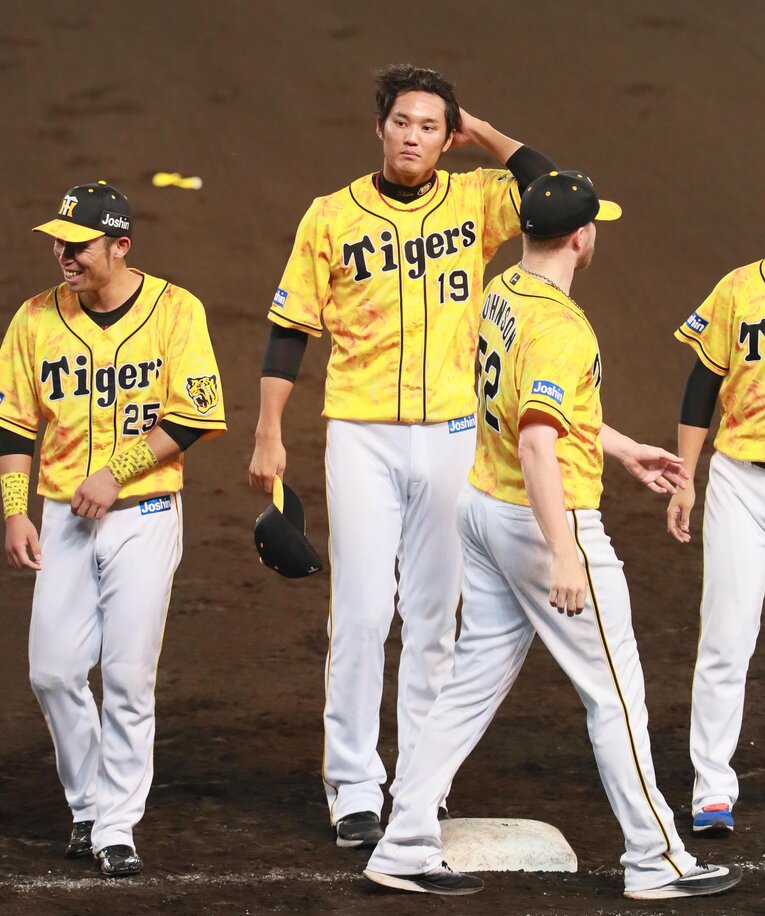 初めて開幕を二軍で迎えた2019年。一度だけ甲子園のマウンドに立った8月1日。勝利投手になり、整列する藤浪　©Sankei Shimbun