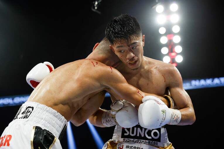 クリンチで粘るアンドリュー・モロニー。中谷潤人の眉間からは出血も　©AFP/JIJI PRESS