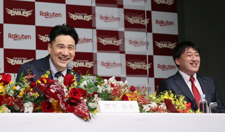 2021年1月の入団会見。8年ぶりに楽天復帰が決まった田中将大と石井一久監督（当時）　©JIJI PRESS　