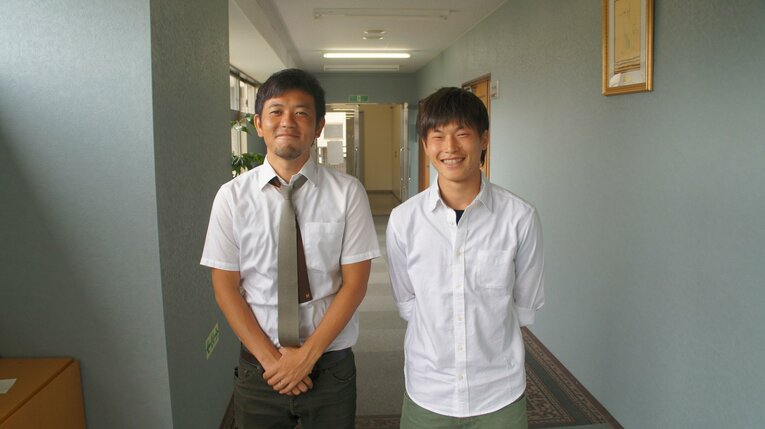 ヴィッセル神戸時代に母校を訪問した古橋（右）と今も興国高校を率いる内野（左）