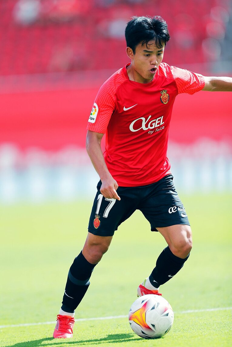 「クボ、ユニフォームちょうだい！」久保建英の“ティキタカ”は地元の子供、タクシー運転手にも人気… ビジャレアル相手に見せた敬意とは〈激写〉(35)