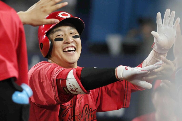 5月に入ってからは「4番サード」での起用が増えた小園。リーグ5位の打率.296（6月2日時点・規定打席到達者）でカープ打線を牽引する ／ photograph by JIJI PRESS