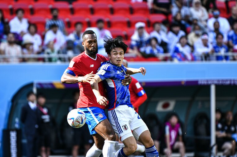 厳しいチェックを受ける上田綺世　©Takuya Sugiyama/JMPA