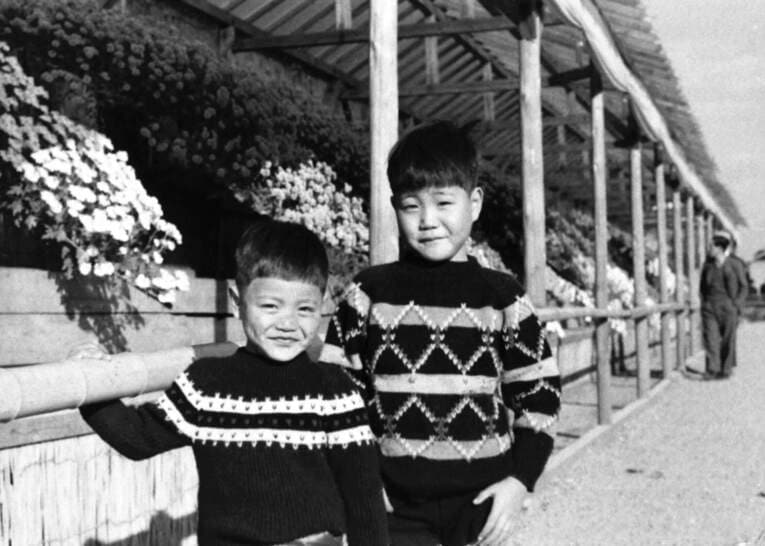 左が工藤6歳時（写真は複写／Number191号掲載） ©Yoshiyuki Suzuki