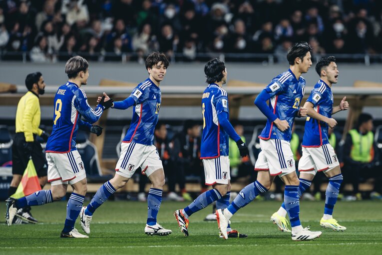 先制ゴールの田中碧を祝福する日本イレブン　©Kiichi Matsumoto/JMPA