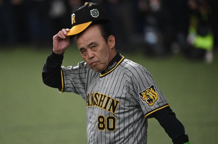 日本シリーズ第2戦、0−8で完封負けを喫した阪神・岡田彰布監督。1勝1敗のタイで本拠地・甲子園にて3戦目を迎える ／ photograph by Naoya Sanuki