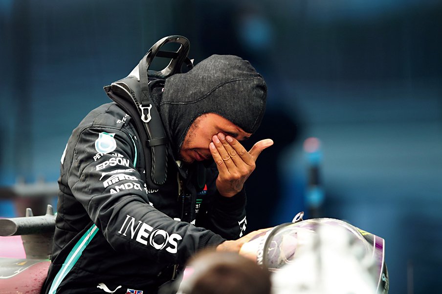 不屈の精神で“至上の記録”に並んだハミルトンのV7。~歩んだF1の道のりと涙の理由~<Number Web> photograph by Getty Images