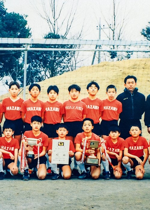 今沢サッカースポーツ少年団。前列右から4番目が小野、前列左端が高木英大、後列右端がコーチの小野政喜。チームは今沢JFCという名前で現在も活動を続けている