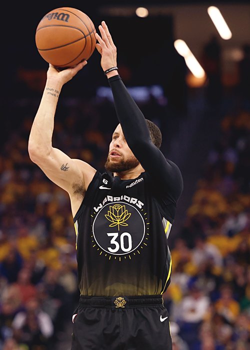 ステフィン・カリー（右）は3Pシュートの通算成功数で、NBA記録を更新中