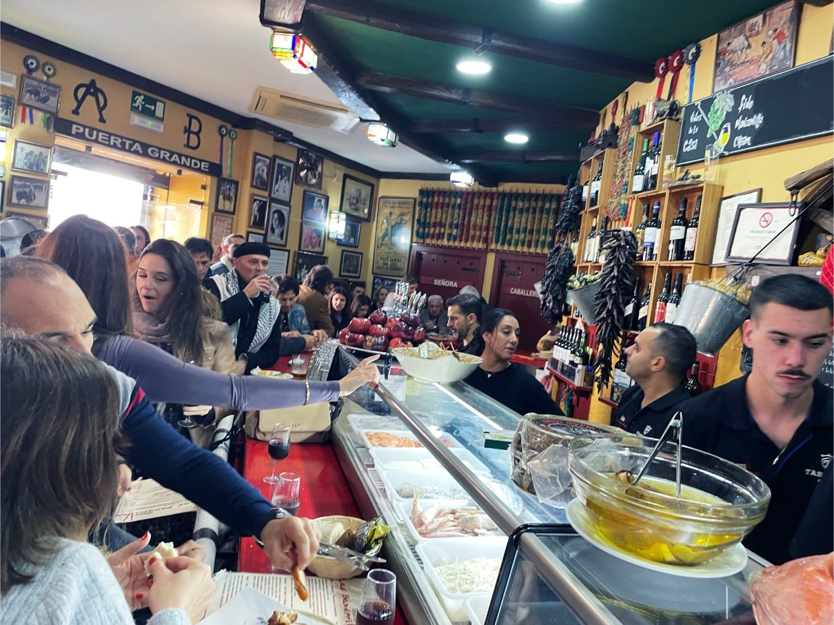 賑わう店内、一人寂しくカウンターに佇むアジア人にも優しく気遣ってくれる店員さん