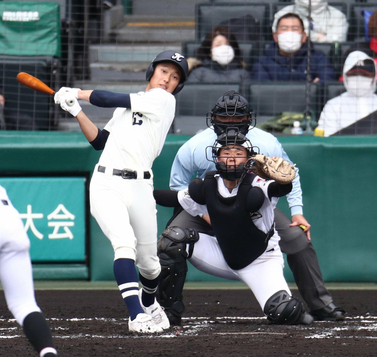 有田工業戦の6回、適時打を放つ國學院久我山・齋藤誠賢　©︎Sankei Shimbun