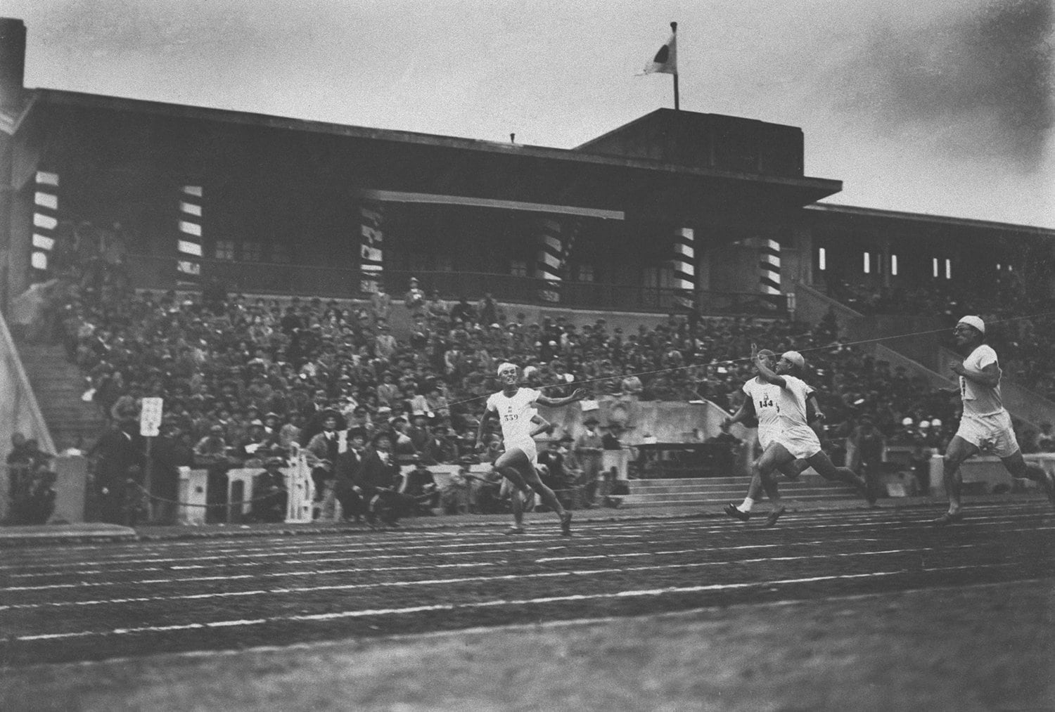 国立競技場の前身「明治神宮外苑競技場」。写真は1929年の第5回明治神宮競技大会。青年団100メートル決勝　©KYODO