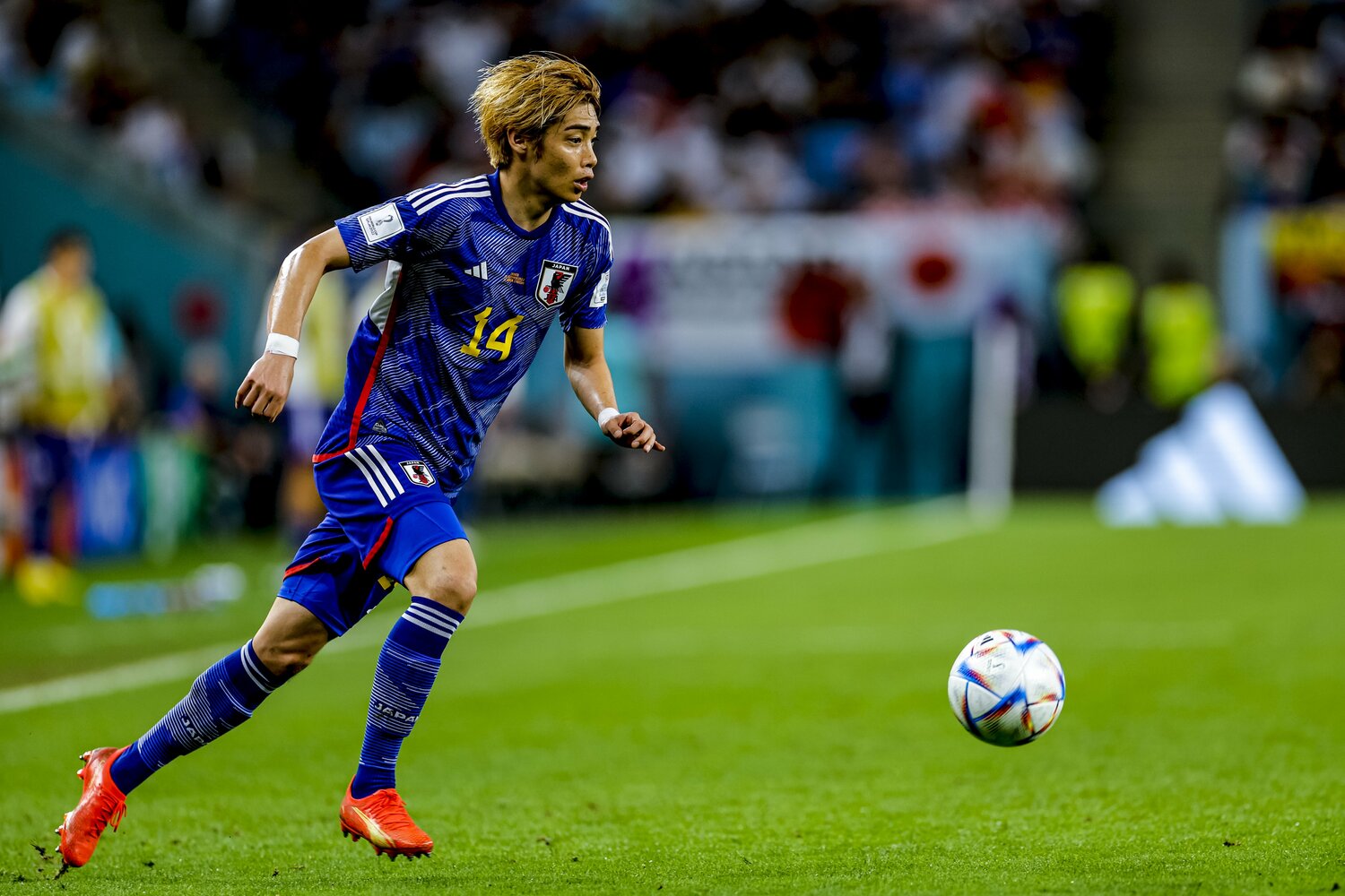 持ち前の走力を見せつけた伊東純也だが、守備に追われる時間も少なくなかった　©Kiichi Matsumoto/JMPA