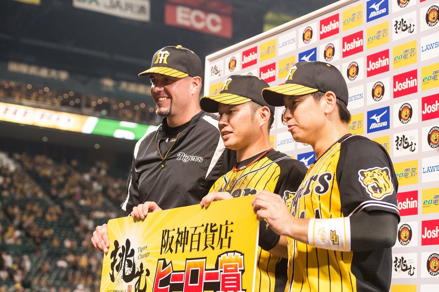 （左から）メッセンジャー、糸原、梅野　©Nanae Suzuki