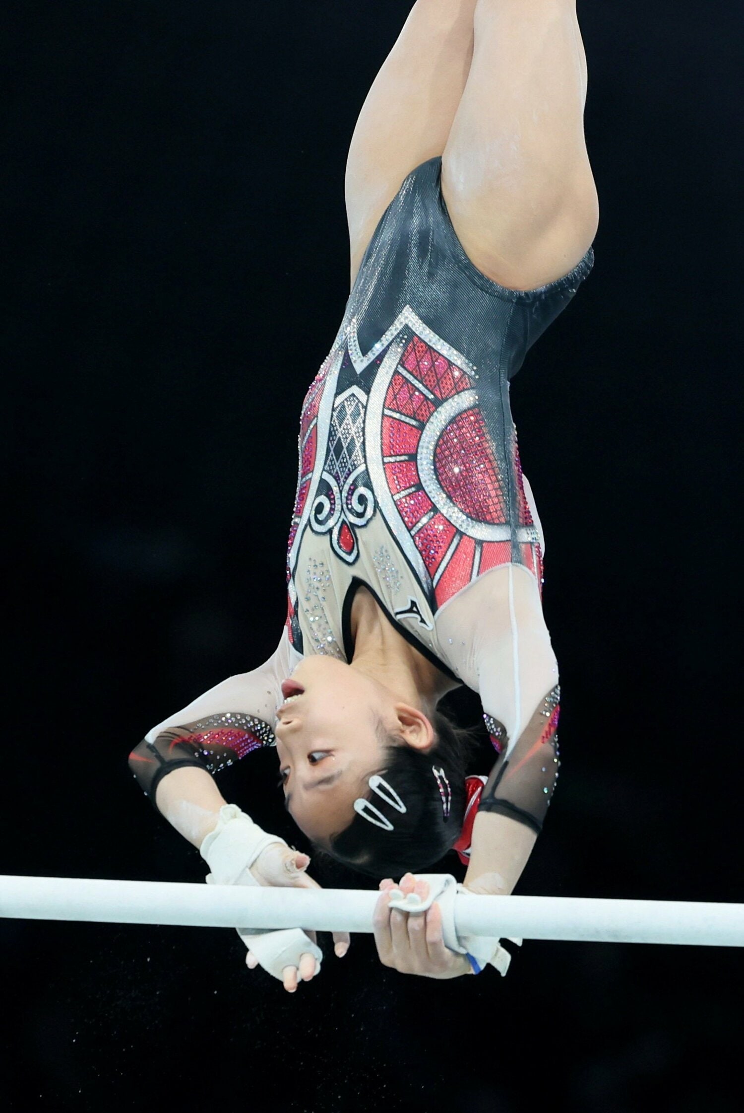 4番手で登場した中村遥香の段違い平行棒　©JIJI PRESS