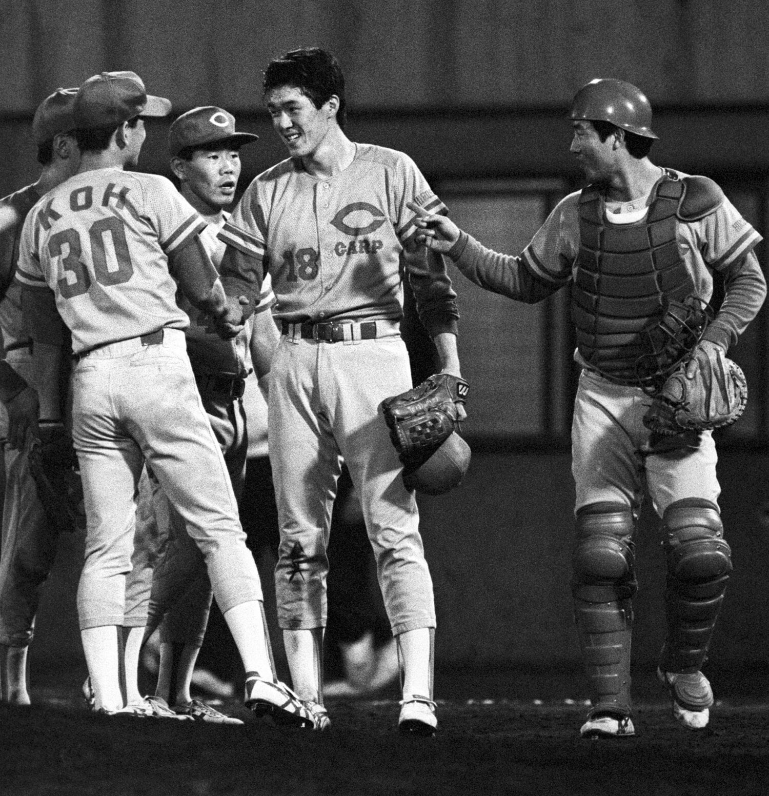 13試合連続セーブポイントのプロ野球新記録をマークした大洋戦。ナインの祝福を受ける佐々岡　©KYODO