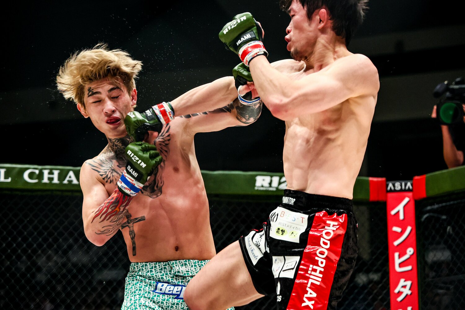 先に仕掛け続けた弥益　©RIZIN FF Susumu Nagao