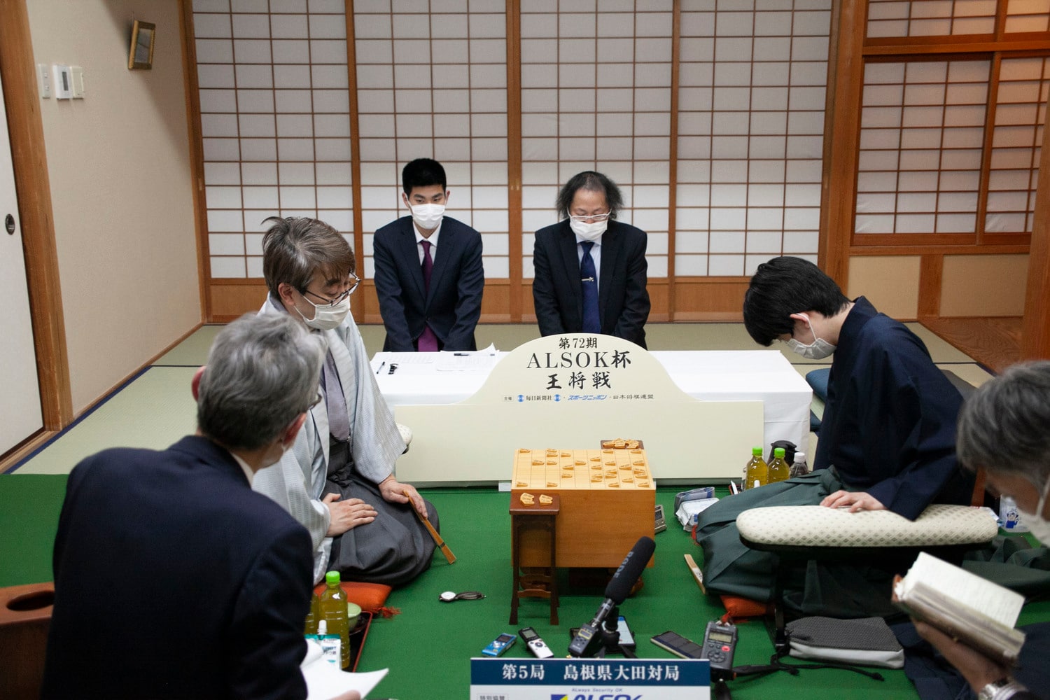 王将戦第5局の終局後　©日本将棋連盟