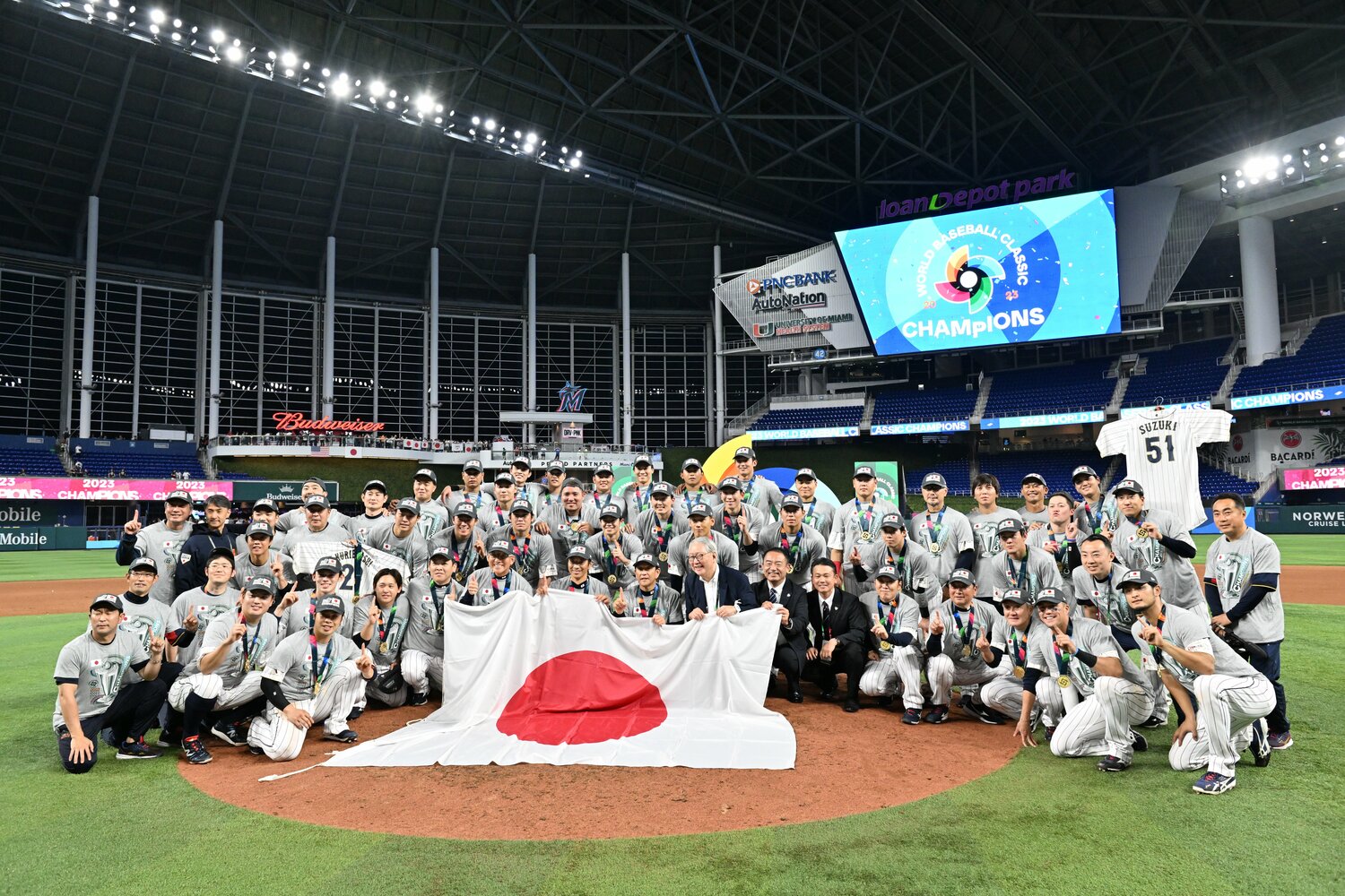 WBC優勝後の侍ジャパン記念撮影。大会後にチームでなかなか調子があがらない選手や故障で戦線離脱し、苦しんでいる選手もいる　©︎Naoya Sanuki