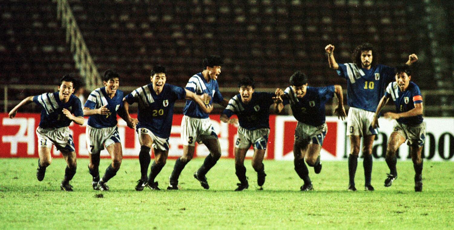 ダイナスティカップで韓国をPK戦でくだし、優勝を決めた日本代表。右から2番目がラモス ©︎NIKKAN SPORTS/AFLO