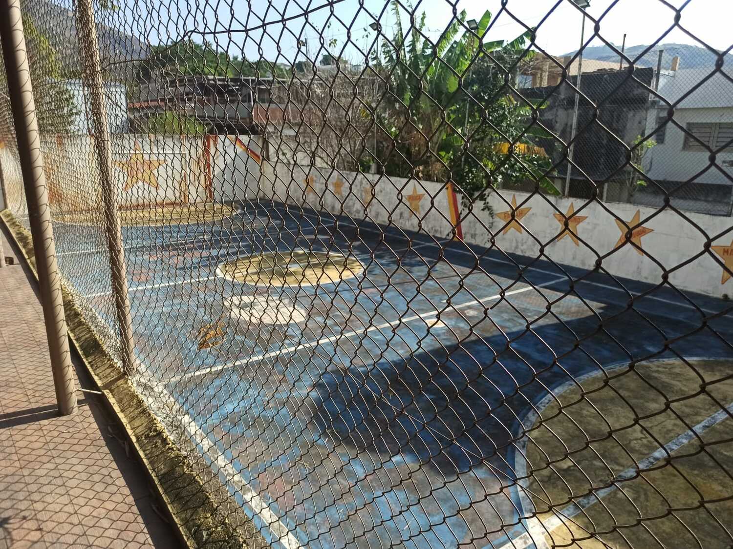 敷地内にあるフットサルコート。父親が「ジュベントゥージ」というチームを運営し、男の兄弟5人がここでプレーした