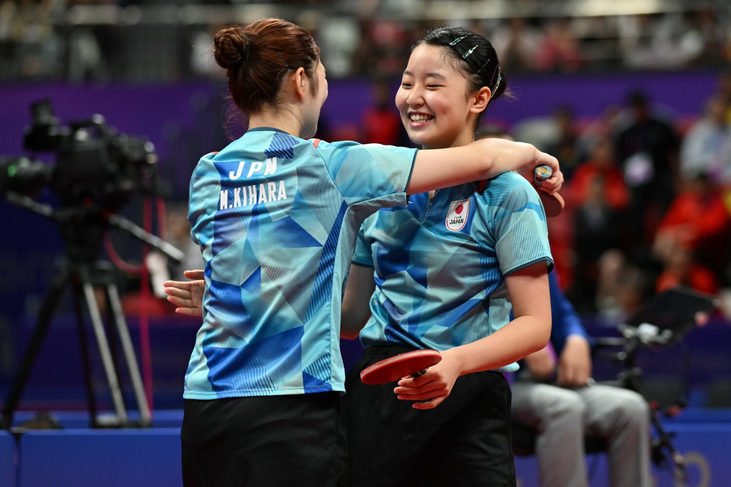 女子ダブルスでペアを組む木原美悠とハグ ©Getty Images
