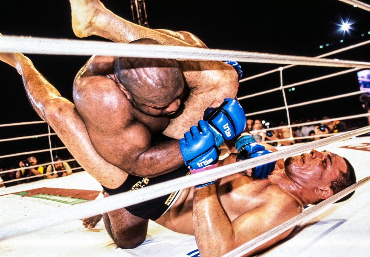 サップの怪力に圧倒されながらも、ノゲイラはサブミッションのチャンスを伺っていた