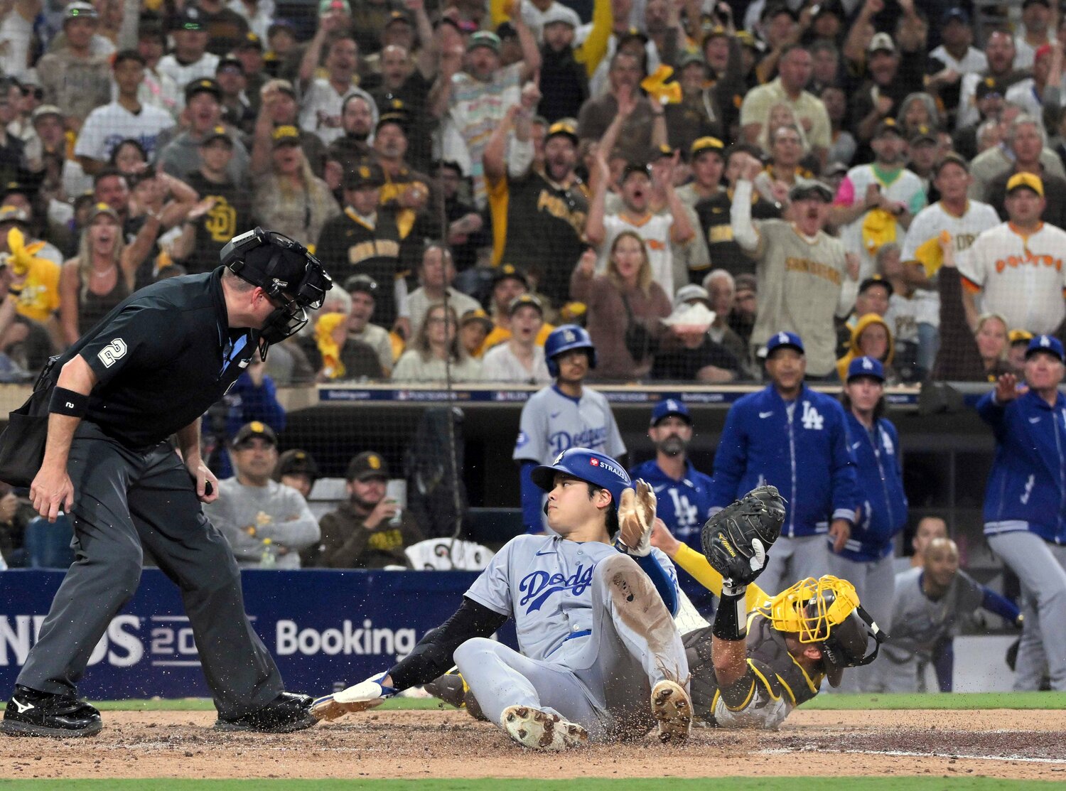 パドレスとの地区シリーズ第4戦の4回、大谷翔平が本塁に突入してアウトになった瞬間 ©JIJI PRESS