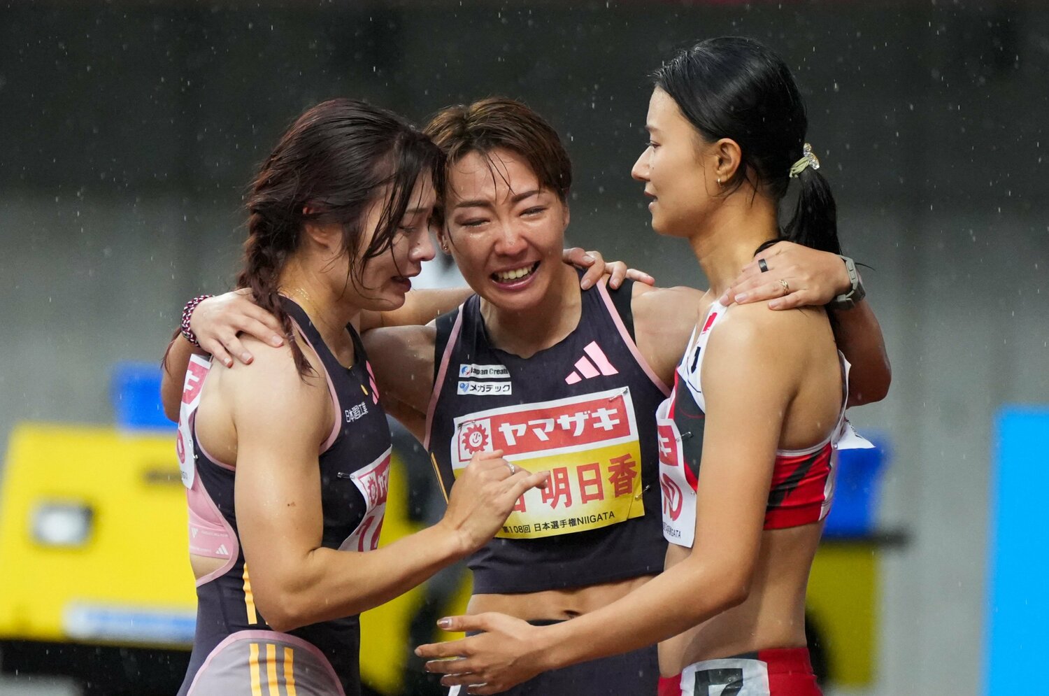 0.03秒差の明暗…“史上最高レベル”日本選手権でハードル女王・福部真子（28歳）と2位・田中佑美（25歳）が語った「ライバルたちとの絆」＜Number Web＞ photograph by Satoshi Wada