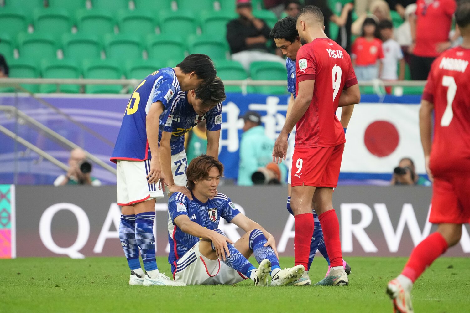 バーレーン戦終了間際に打撲し、座り込んだ場面　©Getty Images