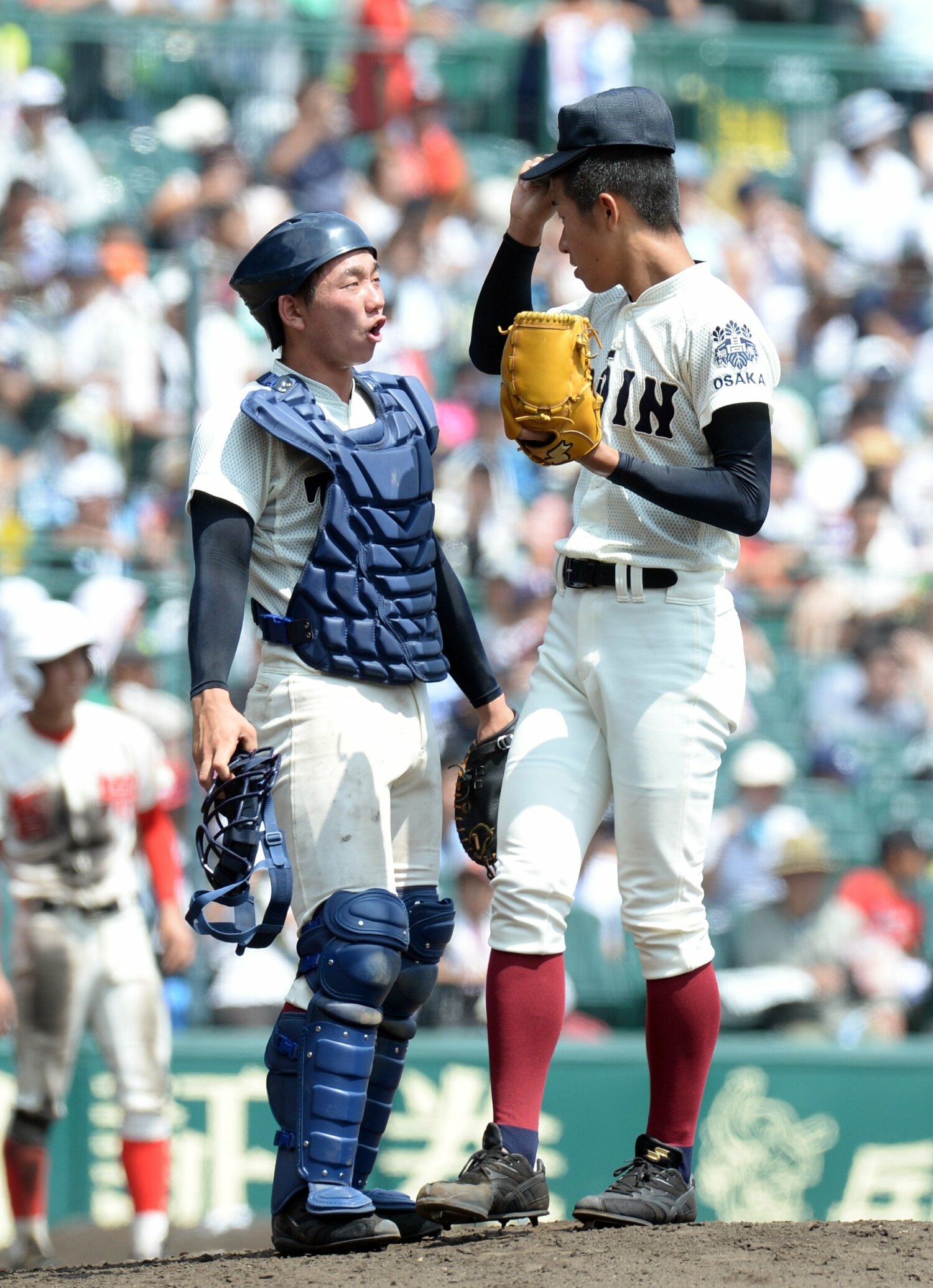 17年夏の甲子園で、マウンドに上がった徳山壮磨投手（早大→DeNA2位）に声をかける大阪桐蔭時代の福井　ⒸSankei Shimbun