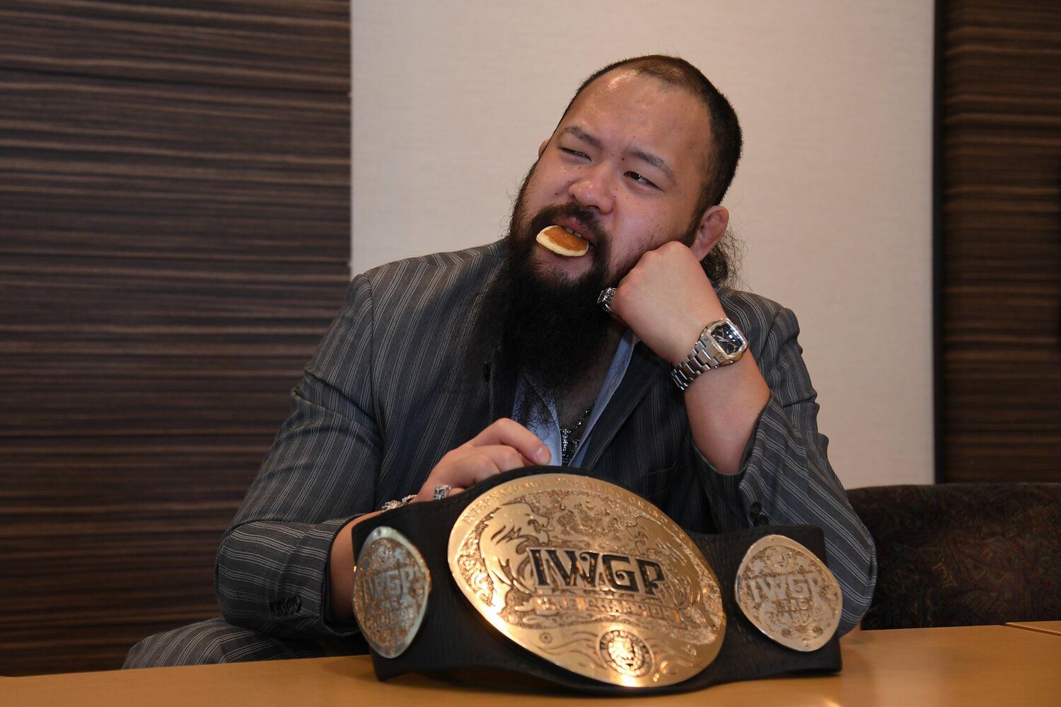 パンケーキを食べながらインタビューに応じるオーカーン