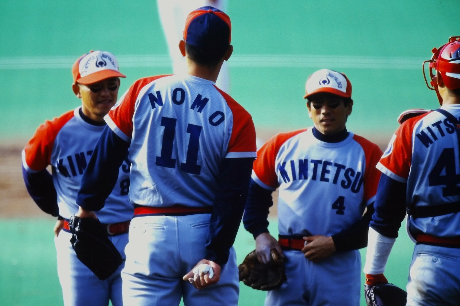 内野陣がマウンドに集まった。左からショート吉田剛、野茂、セカンド大石大二郎、キャッチャー光山　©Koji Asakura