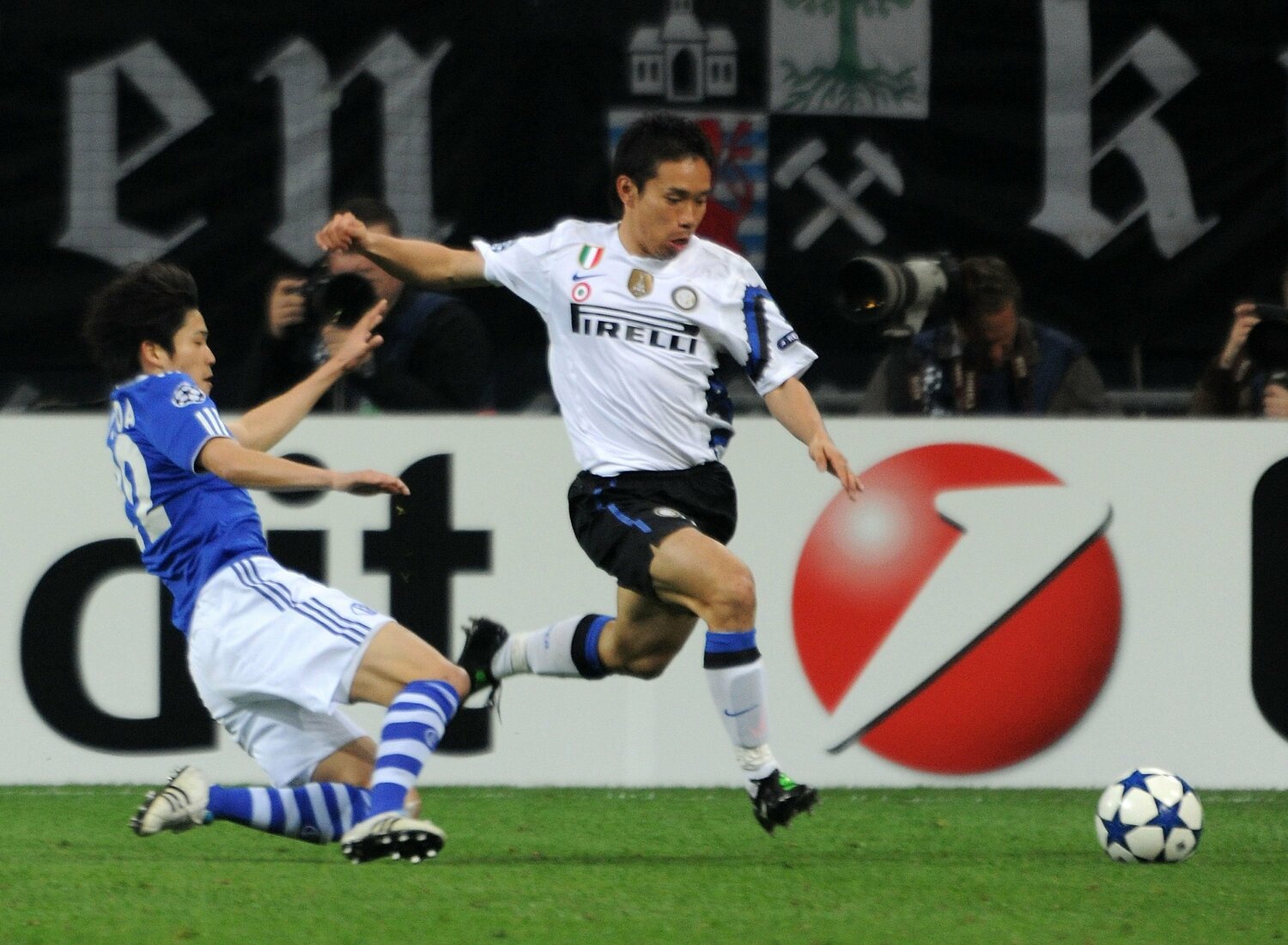 2011年4月のCL準々決勝では長友佑都(インテル)と内田篤人(シャルケ)の日本人対決も実現 ©Getty Images