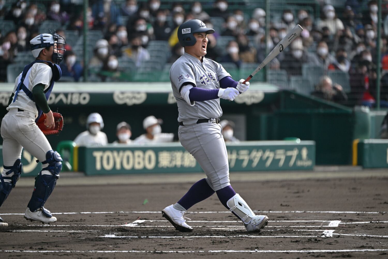 米田の直球主体の攻めは、佐々木を翻弄した ©Hideki Suigiyama