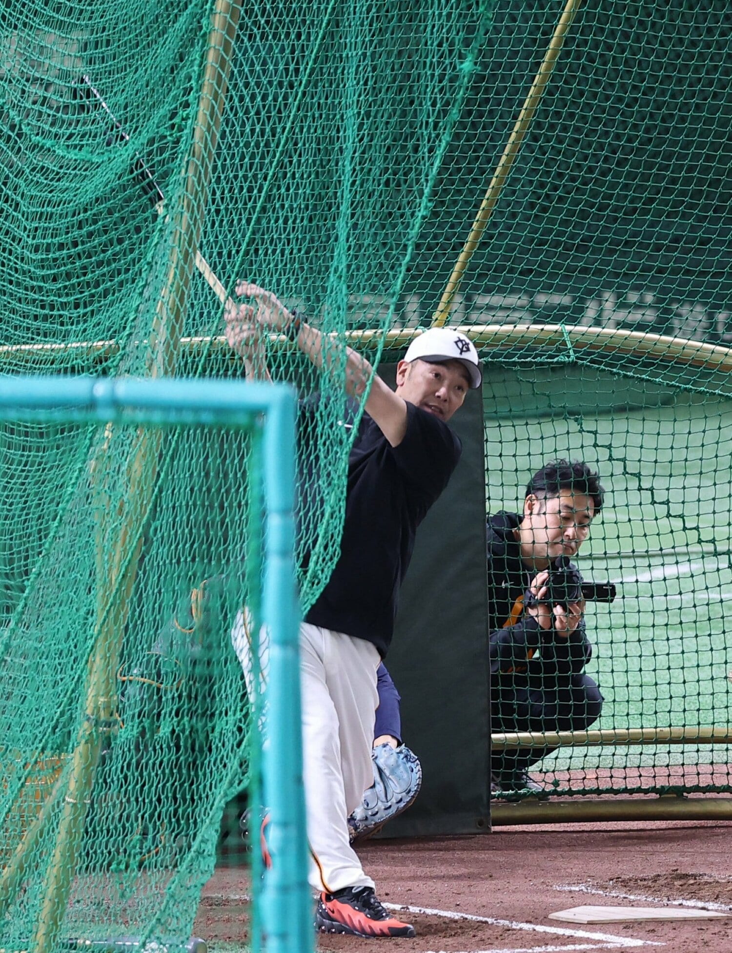 4月4日の阪神戦（東京ドーム）。試合前練習、ケージで打ち込む阿部監督　©Sankei Shimbun
